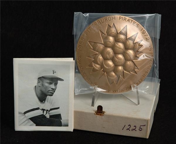 June 2005 Internet Auction - 1973 Roberto Clemente Medal Mint in Original Box