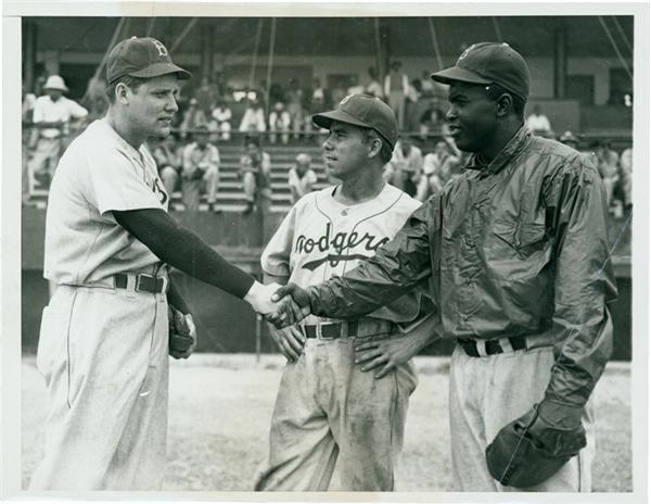 Jackie Robinson & Brooklyn Dodgers - Jackie Robinson Shakes the Hand of his White Teammate (1948)