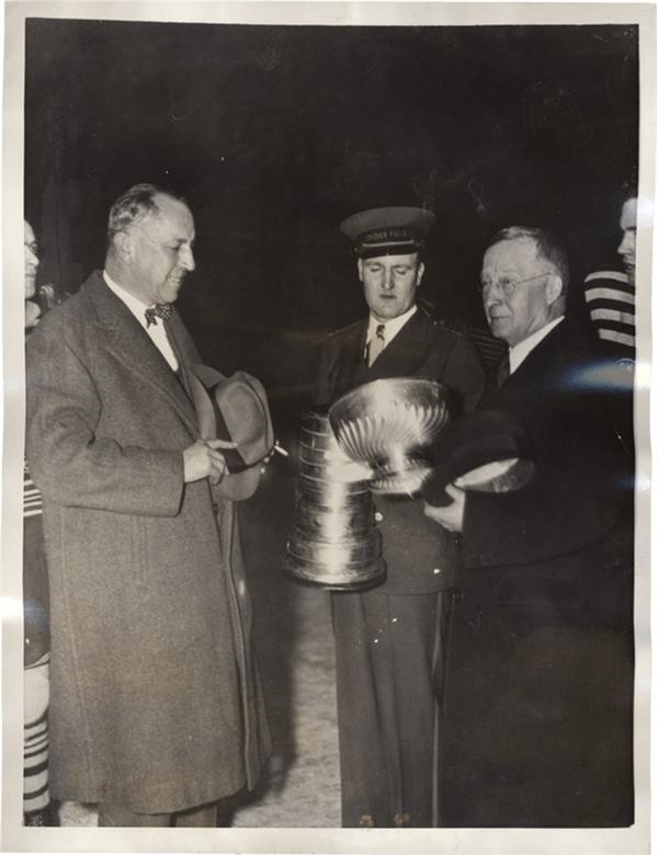 Hockey - Presentation of the 1934 Stanley Cup