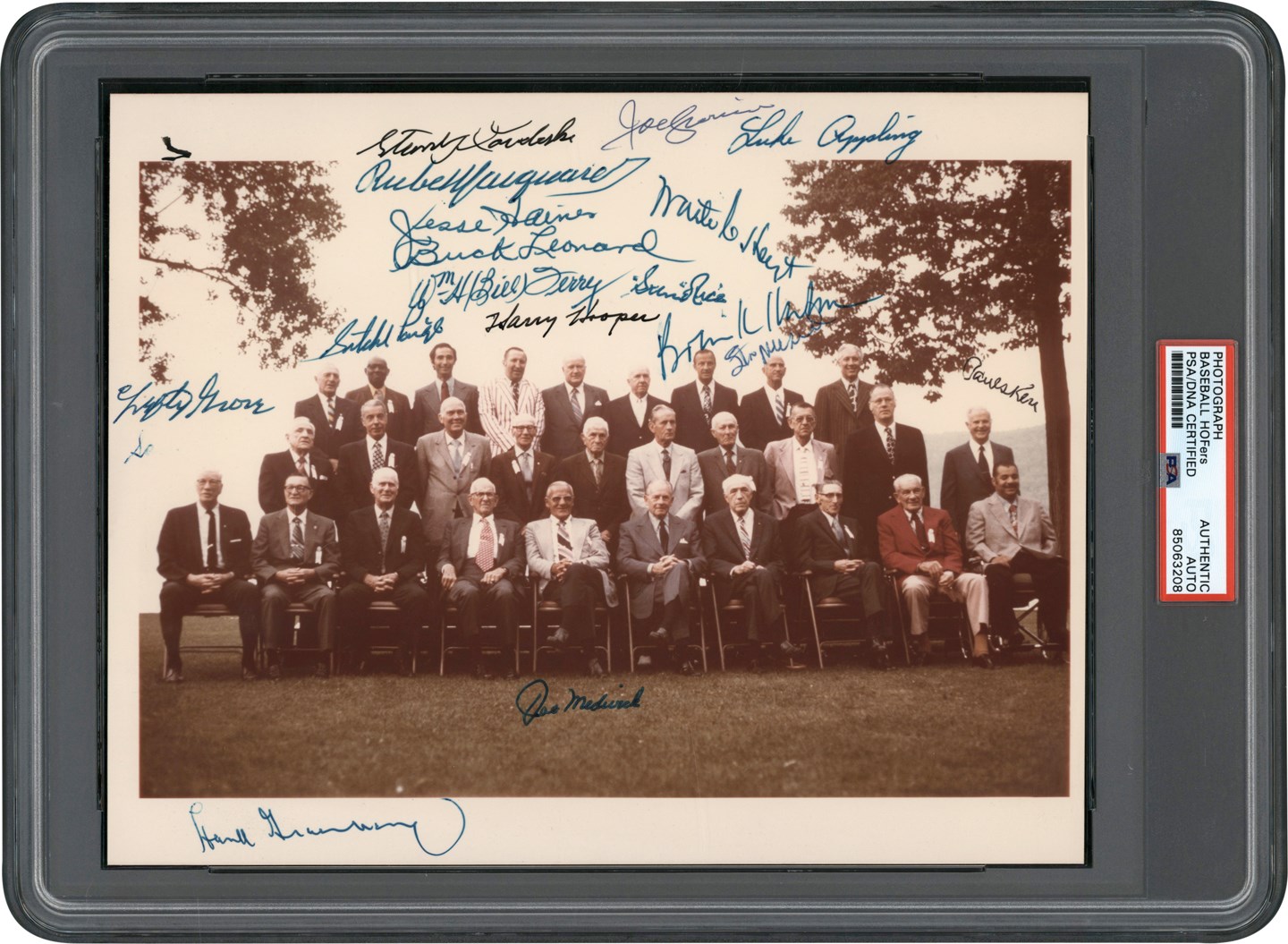 Baseball Autographs - 1972 Hall of Famers Multi-Signed Original Photograph w/Satchel Paige (PSA)