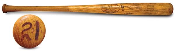 - 1960 Dick Groat Bat Game Used by Roberto Clemente (36")