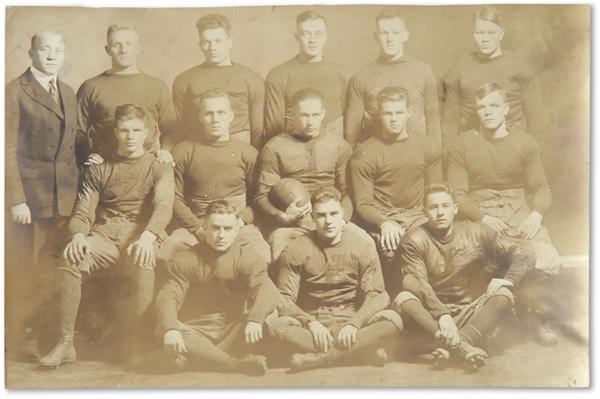 - 1918 Notre Dame Ramblers Team Photograph with Gipp, Rockne & Lambeau (13.5x9")