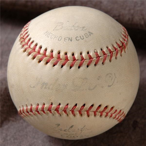 Baseball Autographs - Fidel Castro Signed Baseball