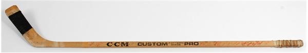- 1971-72 Paul Henderson Game Used Stick Signed By The Maple Leafs
