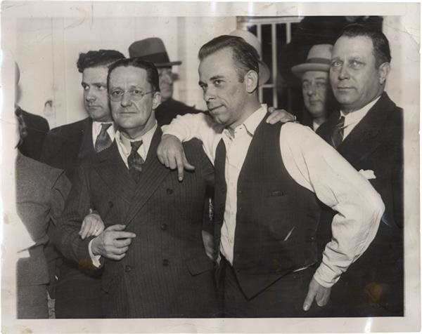 Crime - John Dillinger Pals Around with his Captors