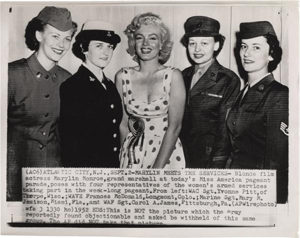- Legendary Movie Actress Marilyn Monroe Meets  Servicewomen Wire Photo (1952)