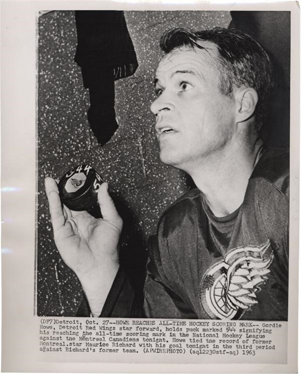 Memorabilia Hockey - Gordie Howe Reaches All-Time Scoring Mark Hockey Wire Photo(1963)