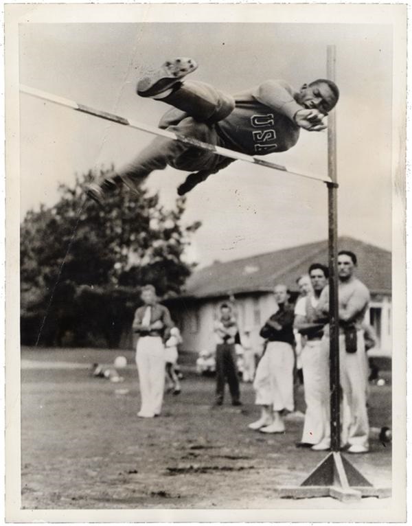 - The Man Really Snubbed by Adolf Hitler at the 1936 Olympics (8 photos)
