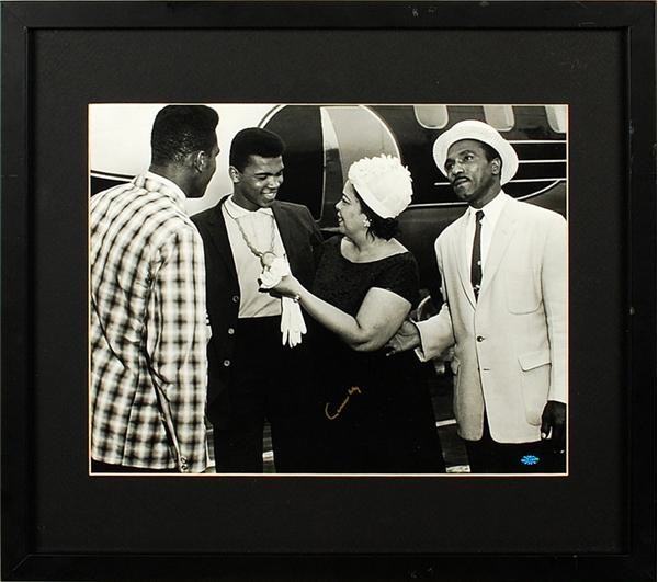 Muhammad Ali & Boxing - Cassius Clay Signed 11 x 14'' Photograph