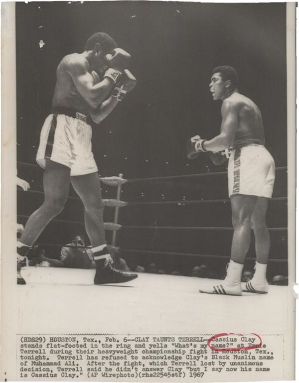 Muhammad Ali & Boxing - 1967 Cassius Clay vs Ernie Terrell Boxing Wire Photos (2)