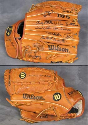 - Andy Pettitte Game Used Glove signed by the World Champion 1998 Yankees