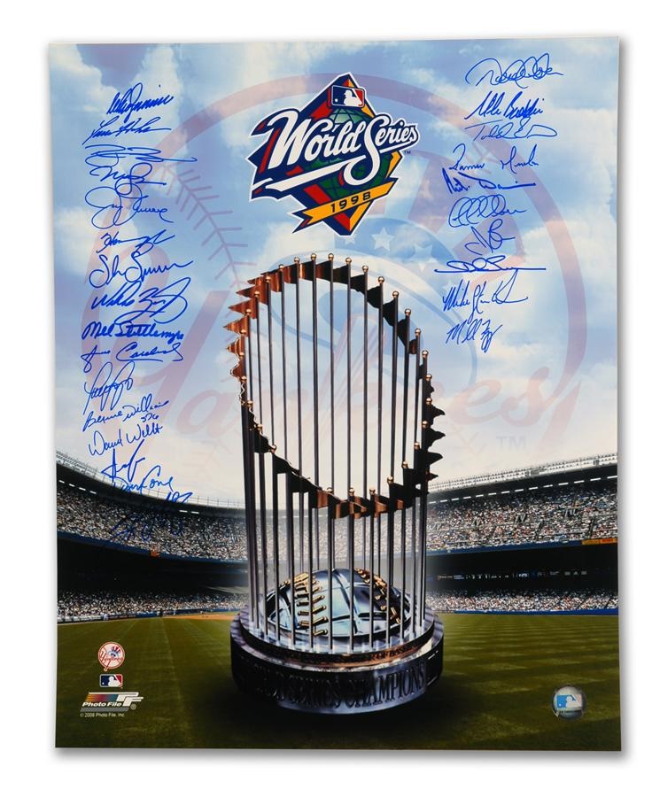 Baseball Autographs - 1998 New York Yankees Team Signed Photo (26) with Jeter