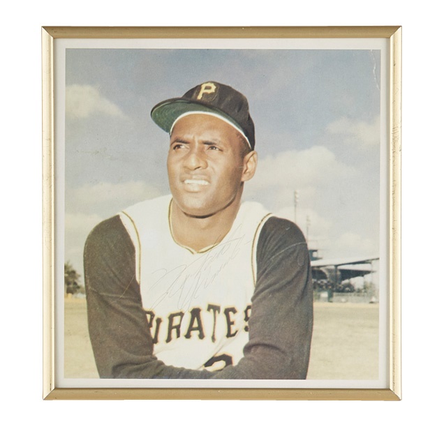 Baseball Autographs - Roberto Clemente Signed Color Photograph