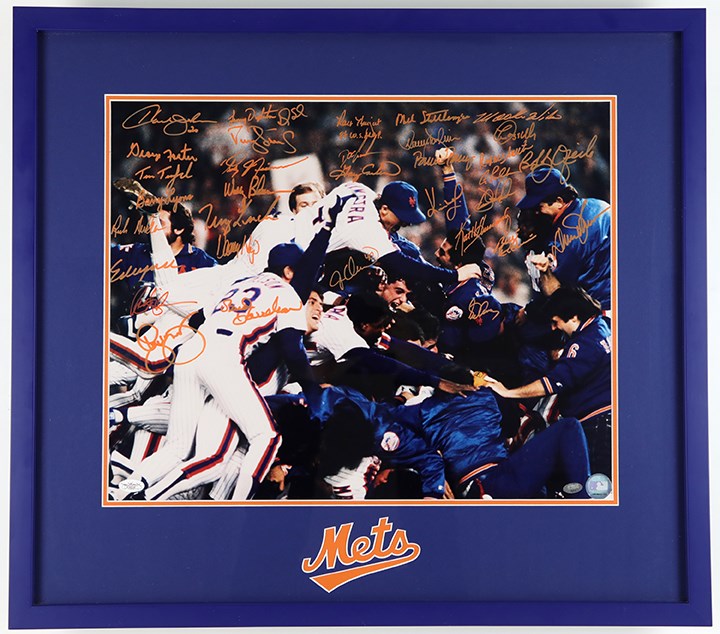 Baseball Autographs - 1986 World Champion New York Mets Team Signed Photograph