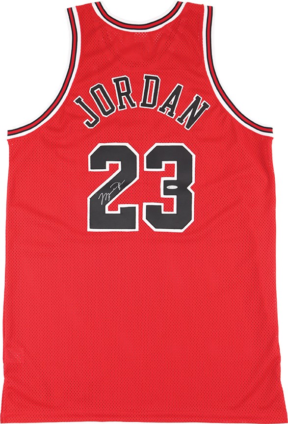 - Michael Jordan Chicago Bulls Signed Jersey (UDA)