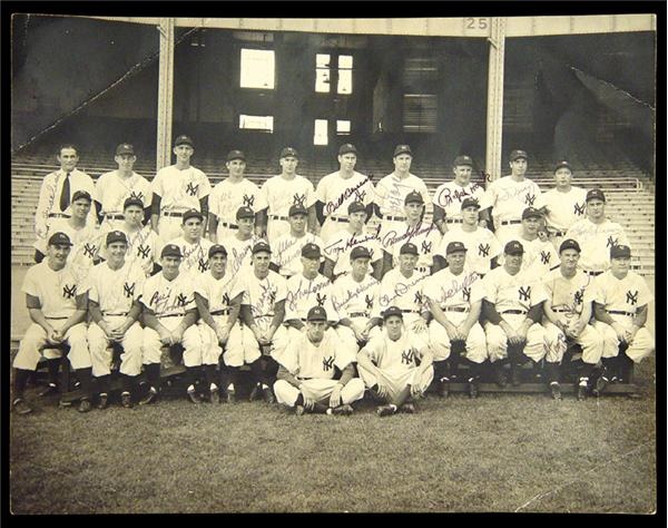 NY Yankees, Giants & Mets - 1947 New York Yankees Signed Team Photo (10"x13")
