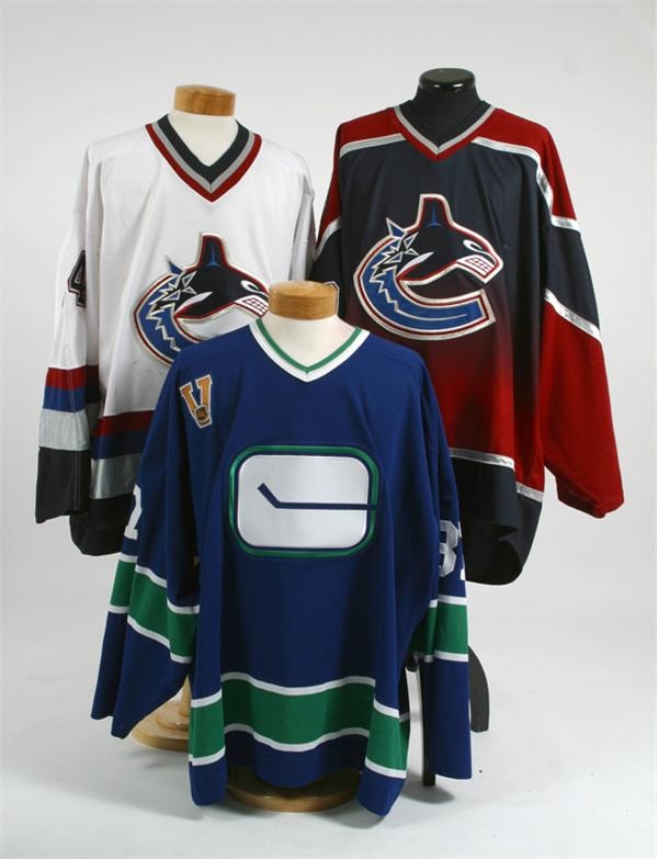 what stores sell hockey jerseys