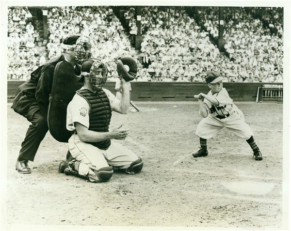 Baseball Photographs - Historic 1951 Wire Photo of 3-Foot Midget Eddie Gaedel