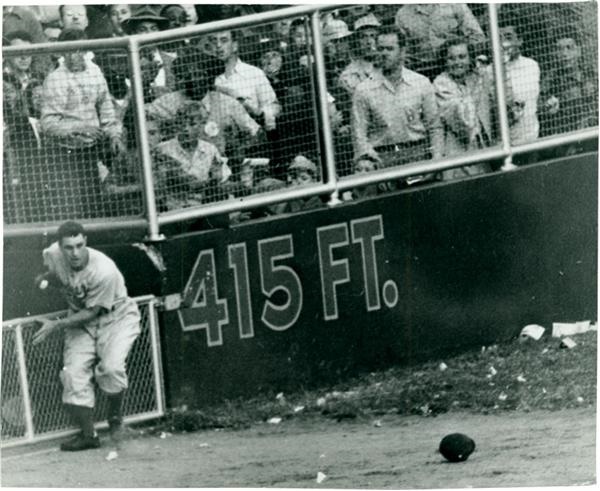 - 1947 Al Gionfriddo Making &quot;The Catch&quot; Photo