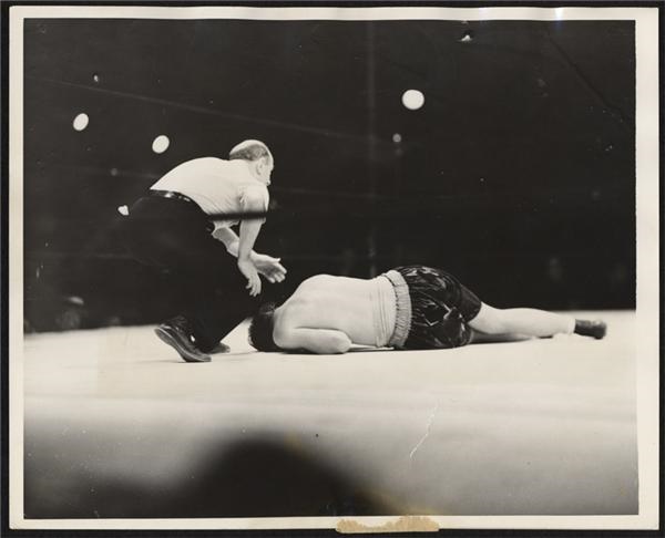 - Jimmy Braddock Knocked Out By Joe Louis (1937)