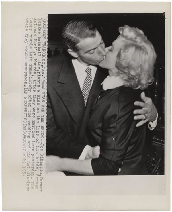 JOE DIMAGGIO MARILYN MONROE KISS DURING THEIR WEDDING DAY CLASSIC NY YANKEES