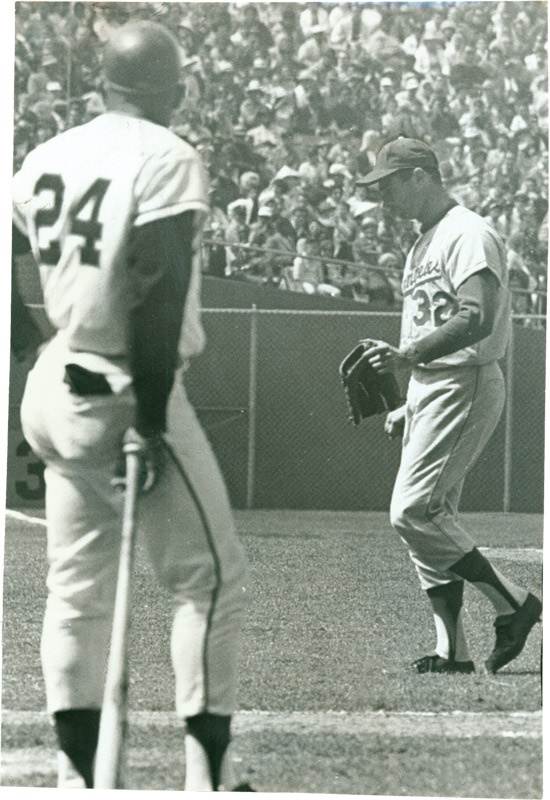 Sandy Koufax - Willie Mays Knocks Koufax Off The Mound (1962)