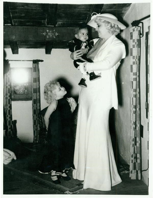 - Mae West Holds the Worlds Smallest Man (1935)