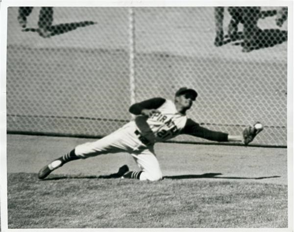 Roberto Clemente Makes Great Catch (1962)