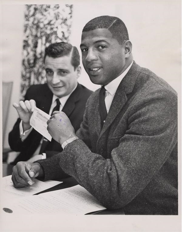- Ernie Davis Signs Contract with the Browns (1961)