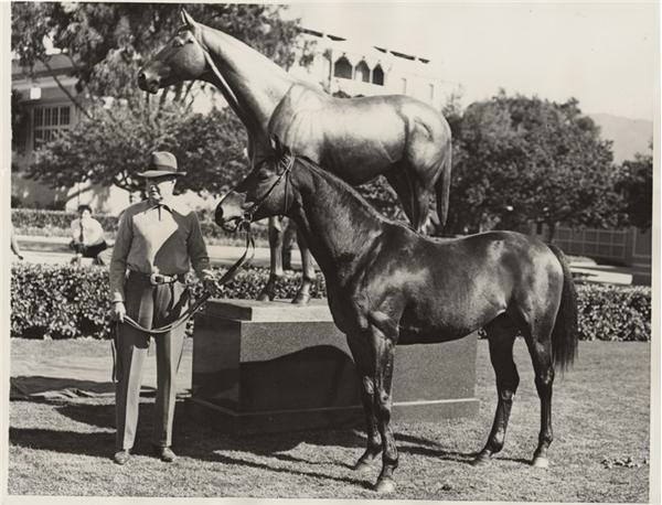 Seabiscuit Admires his Statue (1941)