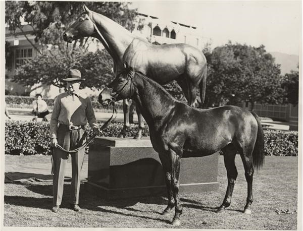 - Seabiscuit Admires his Statue (1941)