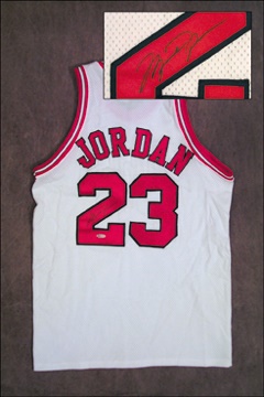 - Michael Jordan Signed Chicago Bulls Jersey (UDA)