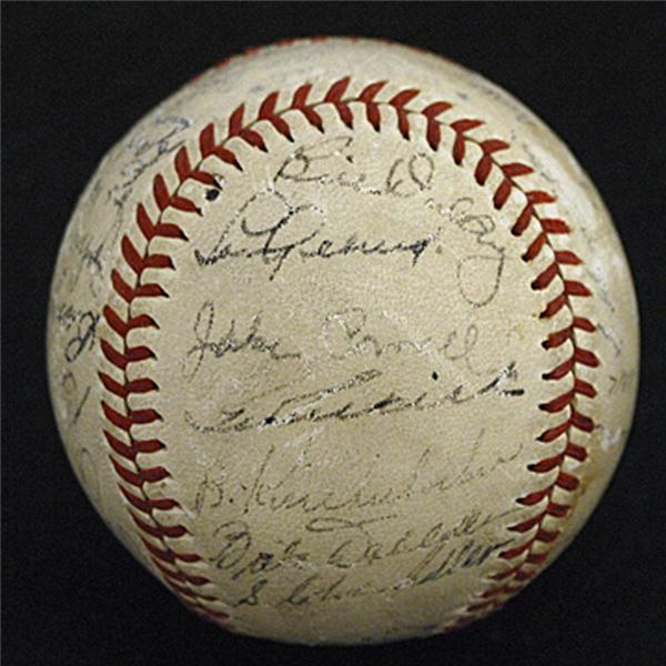NY Yankees, Giants & Mets - 1939 New York Yankee Team Signed Ball with Lou Gehrig