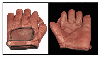 - Near Mint 1910 Spalding Store Model Glove
