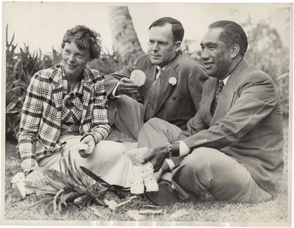 Amelia Earhart Meets Duke Kahanamoku (1935)