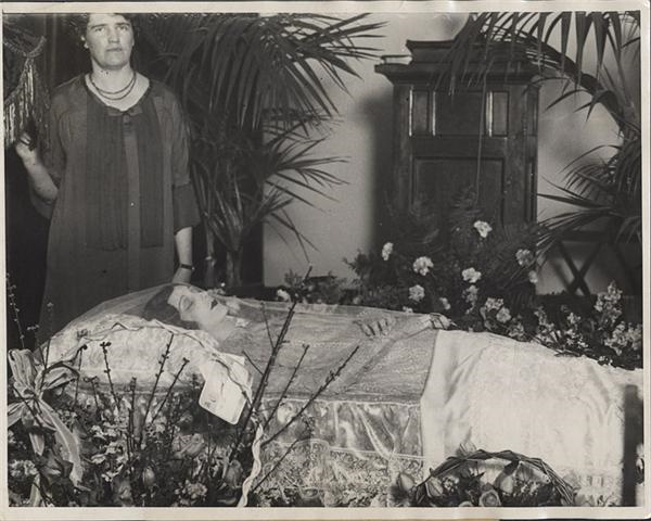 Hollywood Babylon - Barbara La Marr Lying in State 1926)