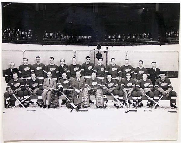 Memorabilia Hockey - 1946 Detroit Red Wings Hockey Team Photo With Rookie Gordie Howe