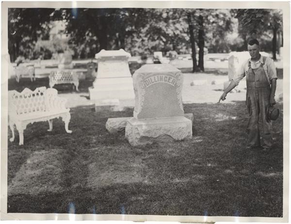 Rock And Pop Culture - Gangster John Dillinger’s Final Resting Place News Service Photo(1934)