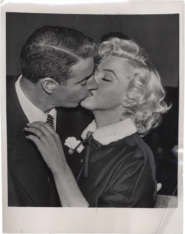 Baseball Memorabilia - Baseball HOFer Joe DiMaggio & Movie Star Marilyn Monroe Photo(1961)