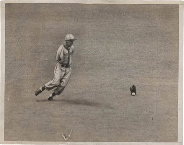 - Rare 1945 Pete Gray 1 Armed Player Fielding Photo