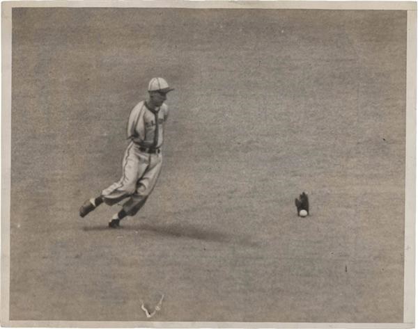 Baseball Photographs - Rare 1945 Pete Gray 1 Armed Player Fielding Photo