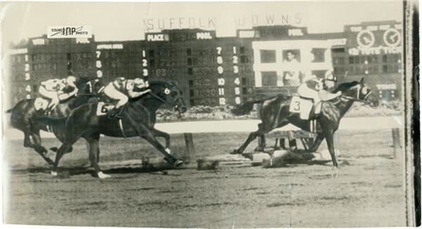 Horse Racing - Panorama of Seabiscuit Wins it at Suffolk Downs (1937)
