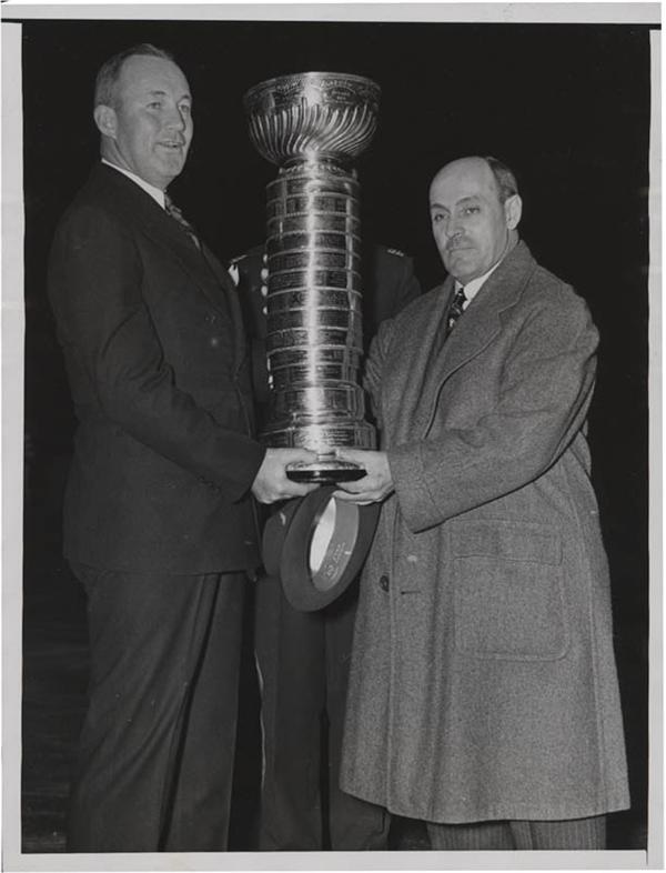 Baseball - Gabby Hartnett with Stanley Cup Wire Photo (1938)