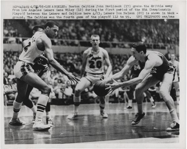 - 1960s NBA Basketball Wire Photos w/ Many Stars (52)