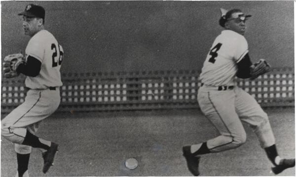 Baseball - Willie Mays & Chuck Hiller Giants Photo (1962)