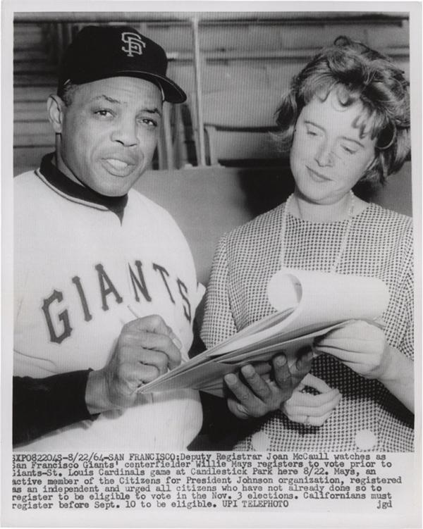 Baseball - Willie Mays Registers to Vote Photo (1964)
