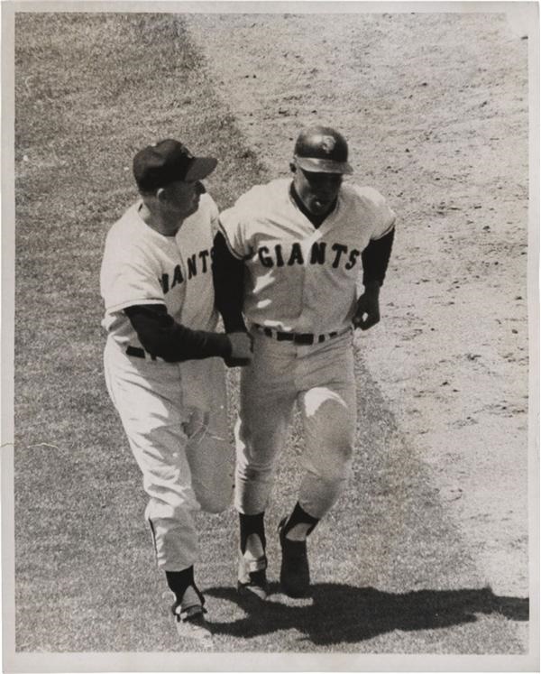 Baseball - Willie Mays Running Around Third Photo (1963