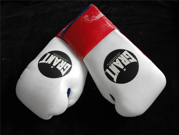 Muhammad Ali & Boxing - Roberto Duran Signed Fight Worn Gloves (1991)