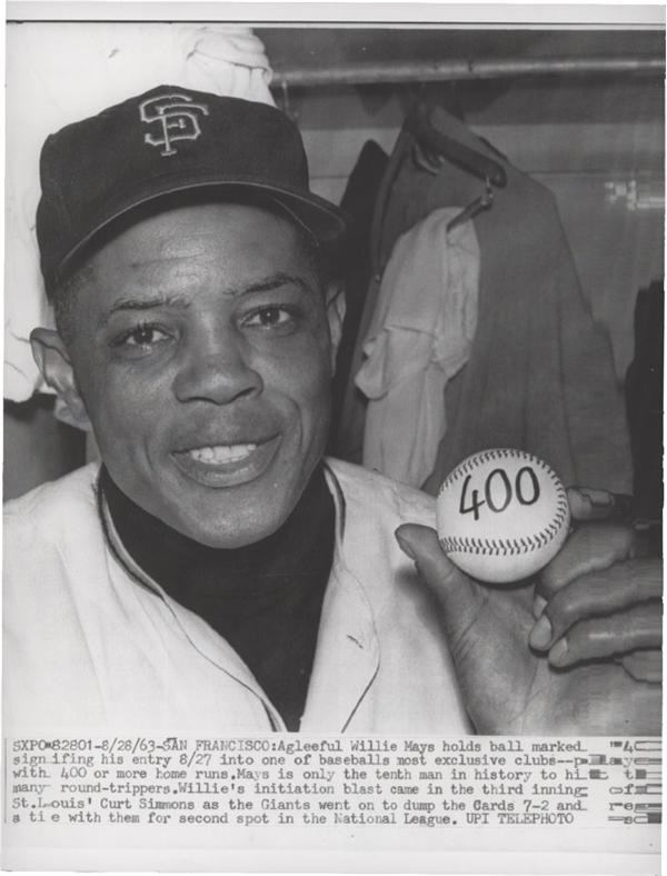 Memorabilia Baseball Photographs - Singles - Willie Mays Holds Up Homerun #400 (1963)