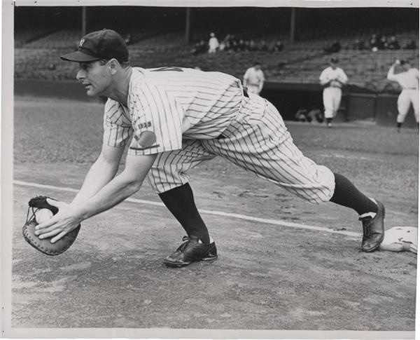 Memorabilia Baseball Photographs - Singles - Amazing Lou Gehrig Plays 1st Base (1939)